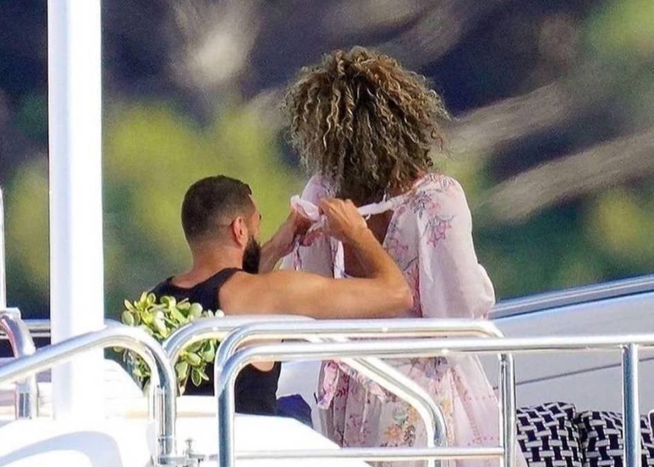 Karim Benzema fue captado hace unos días de forma cariñosa con una bella modelo y medios internacional señalan que es la nueva conquista del atacante francés del Real Madrid.