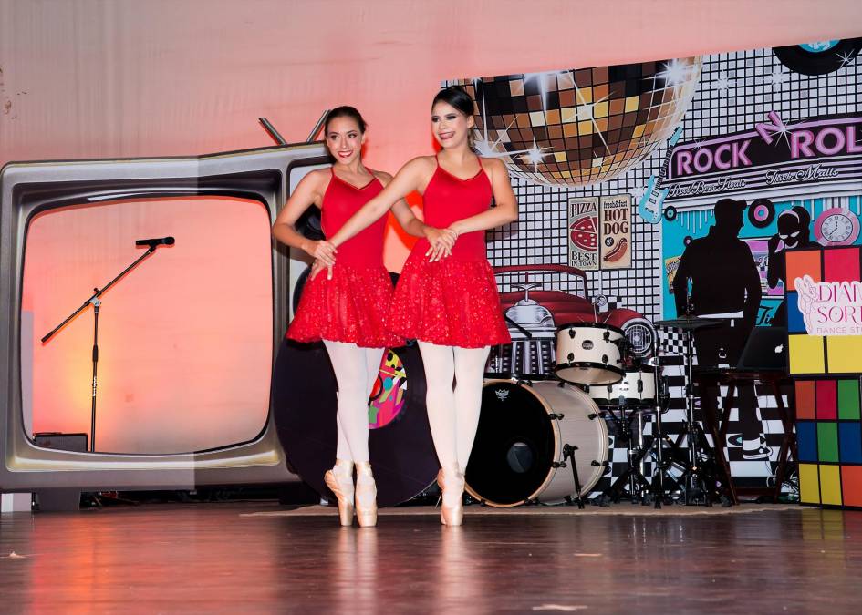 La directora Diana Sorto también se presento en un grandioso baile junto a la maestra Angeles Soriano.