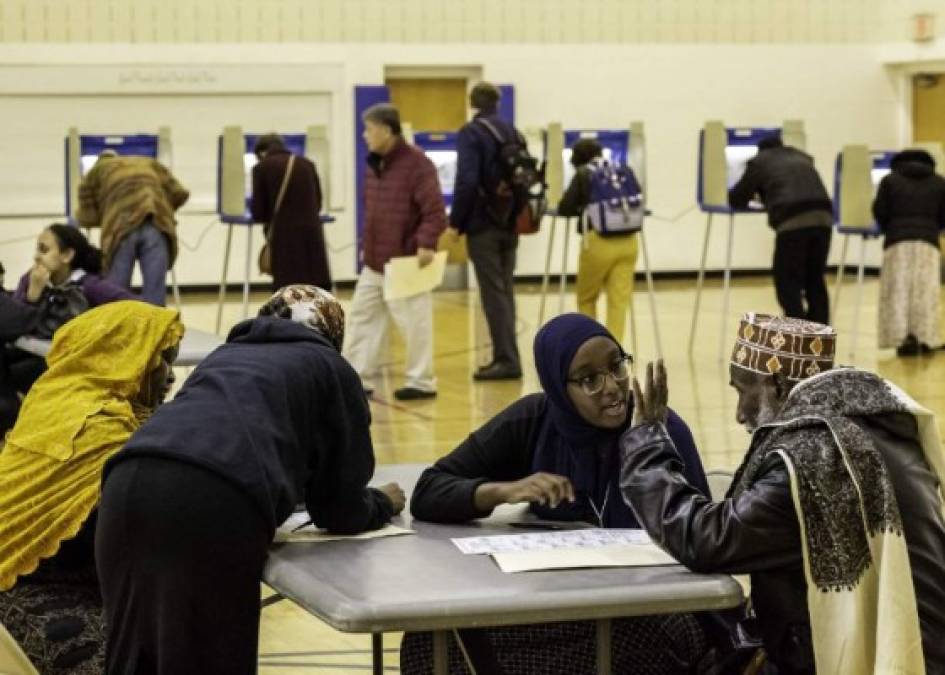 Desde Nueva York a California y desde Florida a Illinois, hubo largas filas desde las primeras horas de la mañana en los colegios electorales, con votantes ávidos de expresarse contra Trump.