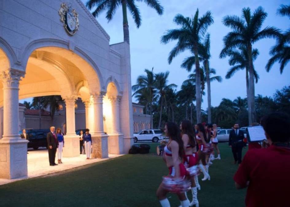 La pareja fue 'animada' por una presentación especial de las porristas y la banda marcial de la Florida Atlantic University (FAU) antes de la final del Super Bowl en el que los Philadelphia Eagle vencieron sorprendentemente a los favoritos de los Trump, New England Patriots.