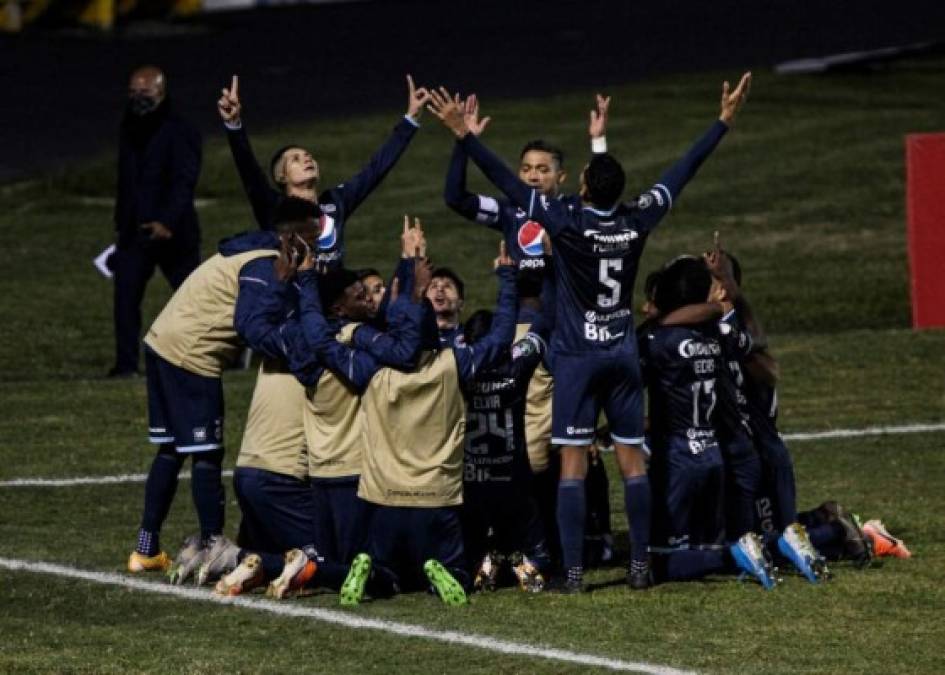 Todo era alegría en el Motagua con una ventaja de 2-0 en el marcador. Así celebraban los jugadores el gol de Galvaliz.