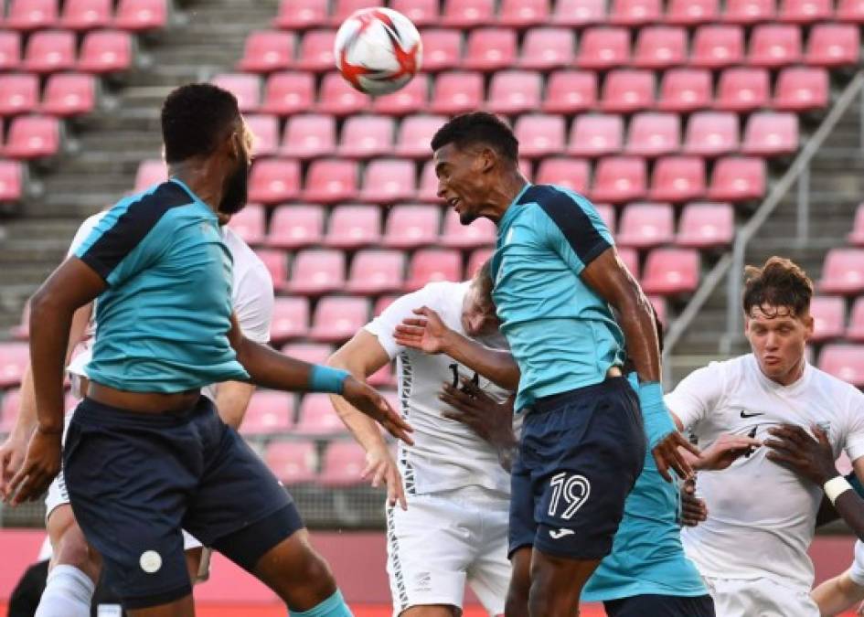 Jorge Benguché y Douglas Martínez en labores defensivas.