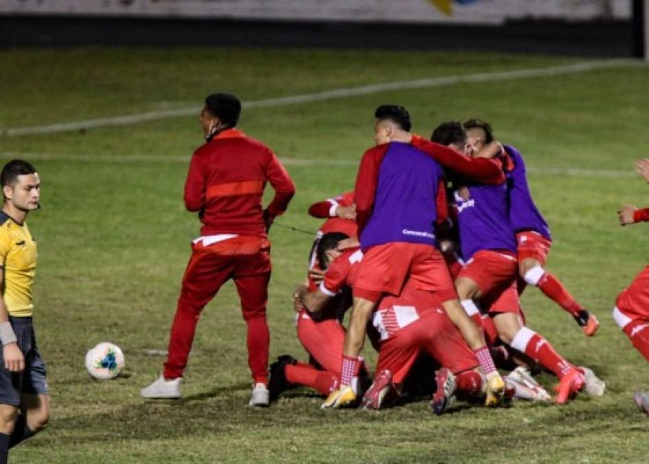 Los jugadores del Real Estelí celebrando el triunfo en penales y su clasificación a la Concachampions 2021.