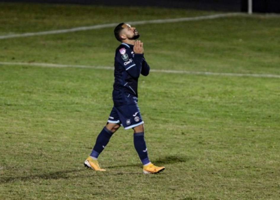 Omar Elvir falló su penal al tercer turno de lanzamiento del Motagua. Así se lamentaba el lateral izquierdo.