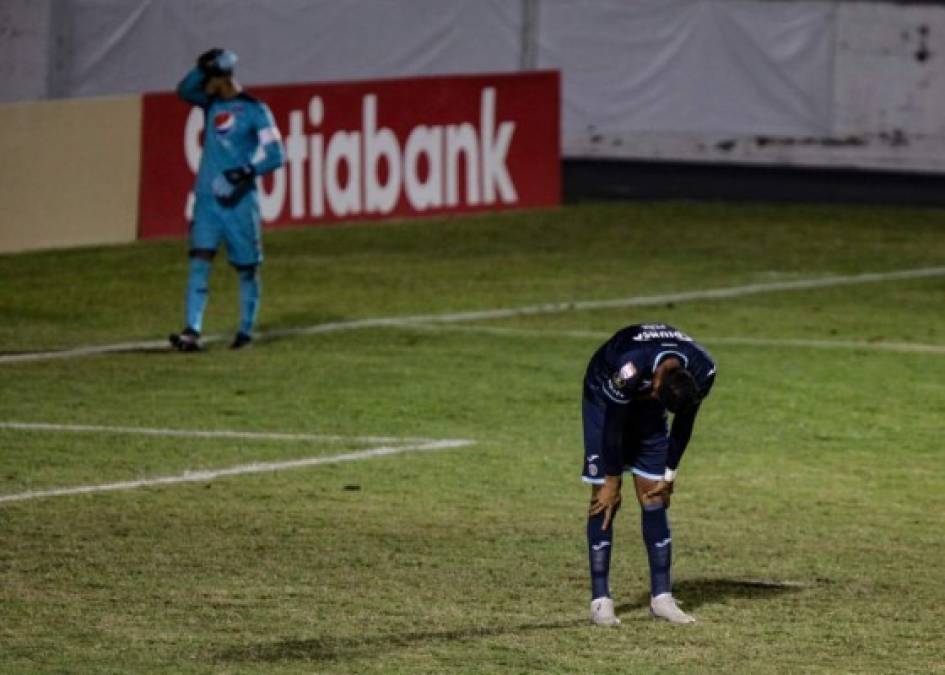 El lamento de Sergio Peña tras fallar su penal en la tanda.