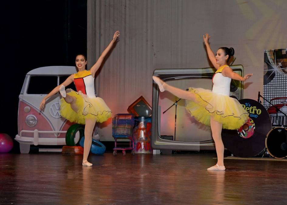 Las bailarinas se adueñaron del escenario con el carisma que impusieron.