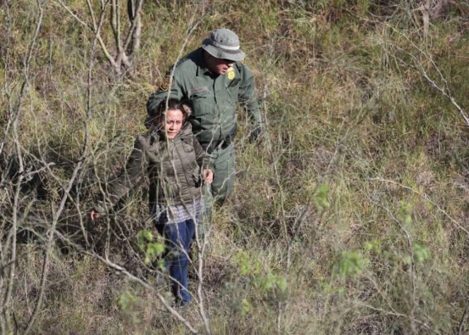 La activista proinmigrante, Petra Falcón, afirmó que el miedo está impulsando a los inmigrantes a cruzar las fronteras a pesar de los riesgos que ello supone, porque están temerosos de los cambios que se puedan implementaran a partir del 20 de enero, cuando asuma la Presidencia Donald Trump.