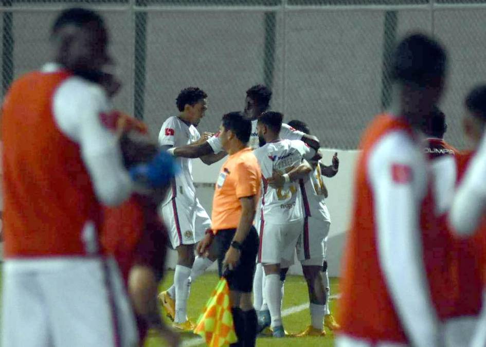 Jugadores del Olimpia celebrando el gol de Kevin López para el 1-0 ante el Olancho FC.