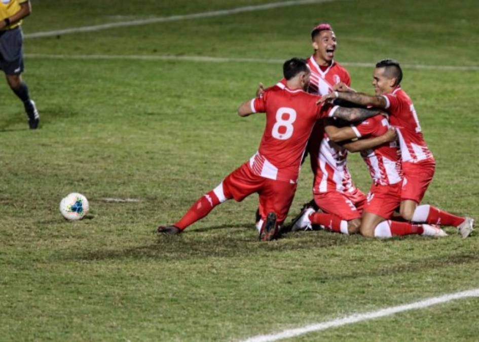 La locura se apoderó de los jugadores del Real Estelí en los festejos.