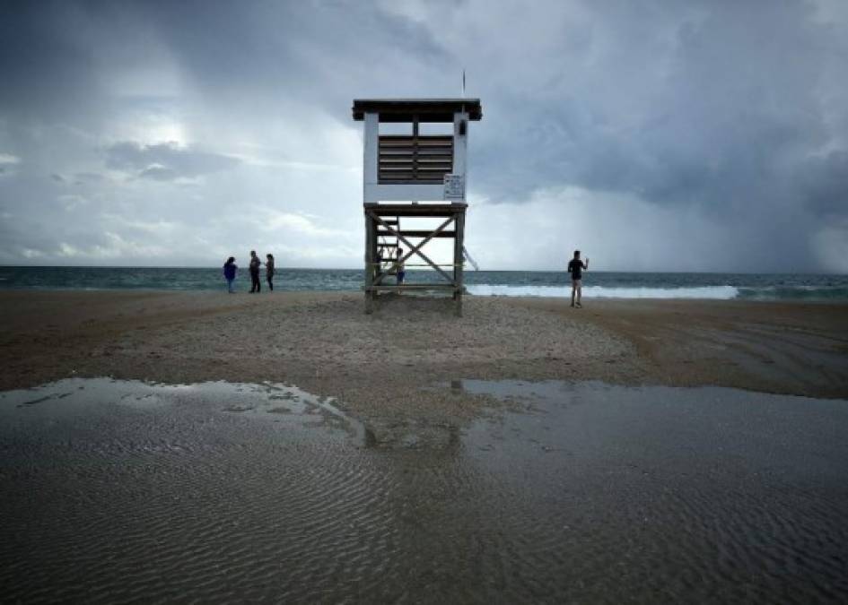 Las autoridades locales advirtieron a los residentes que 'se preparen para lo peor' ante la inminente llegada de Florence este jueves a las costa este estadounidense.