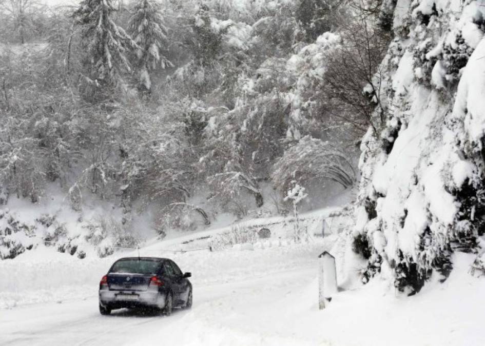 Copiosas nevadas sobre gran parte de España provocaron la cancelación de 70 vuelos en el aeropuerto de Madrid, así como la anulación de clases para más de 50 mil niños, informaron autoridades.