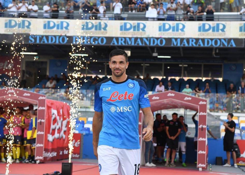 El argentino Giovanni Simeone, nuevo jugador del Nápoles, ha tenido su primera rueda de prensa, donde ha destacado la importancia que tiene para él jugar en un equipo donde ya lo hizo Maradona. “Sé que esta es la patria de Maradona y que aquí han jugado campeones argentinos de gran valor, por lo que haré todo lo posible para estar a la altura de la historia de esta ciudad”, dijo.