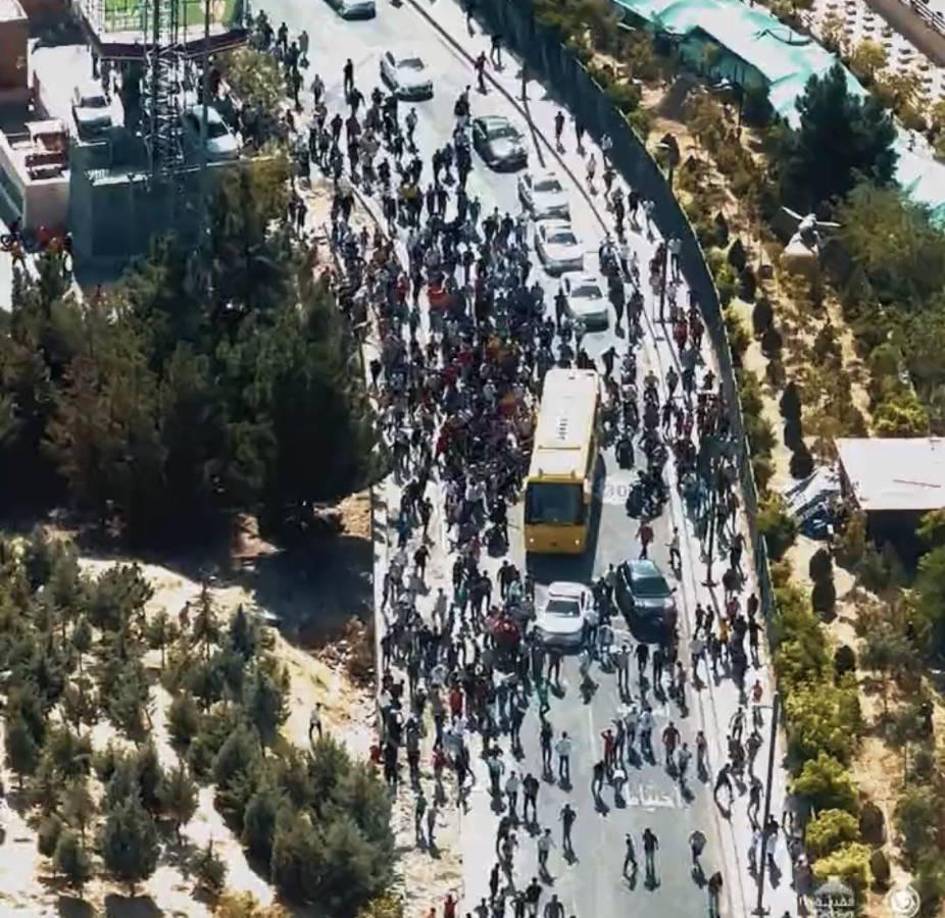 Cientos de aficionados corrieron tras el autobús que trasnportaba al portugués, mientras coreaban cánticos y ondeaban al viento camisetas del jugador, según mostraron las televisiones iraníes.