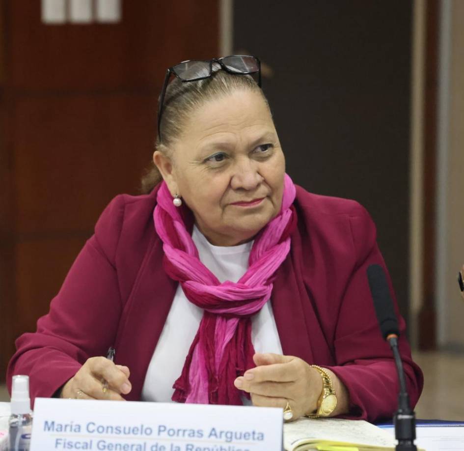 La gestión de Porras Argueta ha estado llena de polémicas y cuestionamientos que llevaron a Estados Unidos a sancionarla en 2021 con el retiro de su visa y la prohibición de ingresar a su territorio, al acusarla de manipular la Justicia en Guatemala.