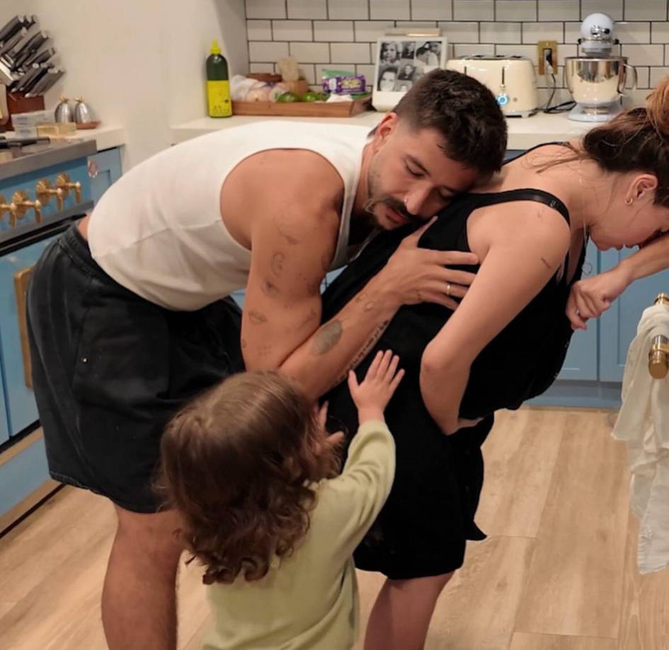 Y es que la enamorada pareja de Camilo y Evaluna Montaner han sido objeto de críticas negativas y positivas por los nombres poco comúnes que escogieron para bautizar a sus dos hijas Índigo y Amaranto.