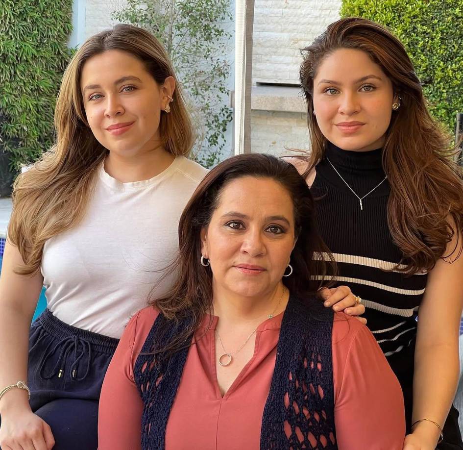 Desde la extradición de su padre a Estados Unidos por cargos relacionados con el narcotráfico, ambas jóvenes, junto a su madre, Ana García de Hernández, han utilizado diversas plataformas digitales para defender su inocencia y mantener informados a sus seguidores sobre la situación familiar.