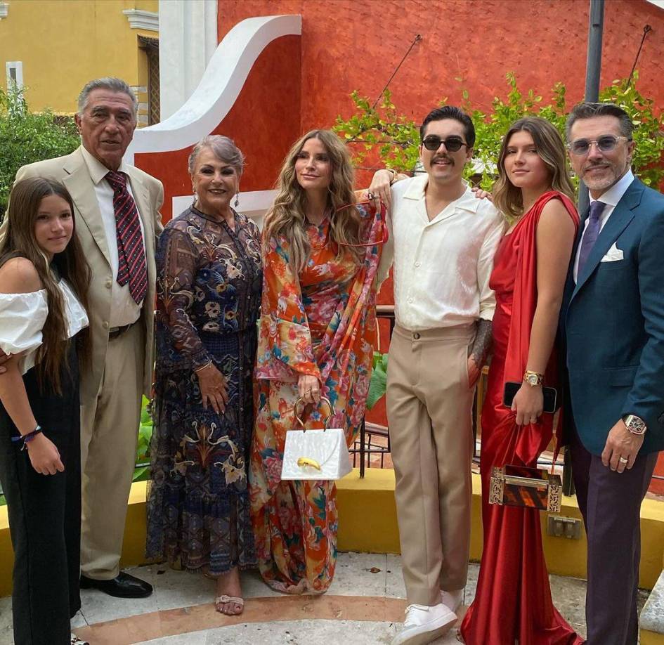  A través de 16 capítulos, Sergio Mayer también se abre sobre el amor que siente por su familia, los problemas que ha tenido que solucionar con sus hijos y el vínculo que ha construido con Issabela Camil, su actual esposa. Entre el Infierno y el Éxito lo distribuye Océano, editorial que lo publicó. En la foto, posa acompañado de sus padres, esposa e hijos.