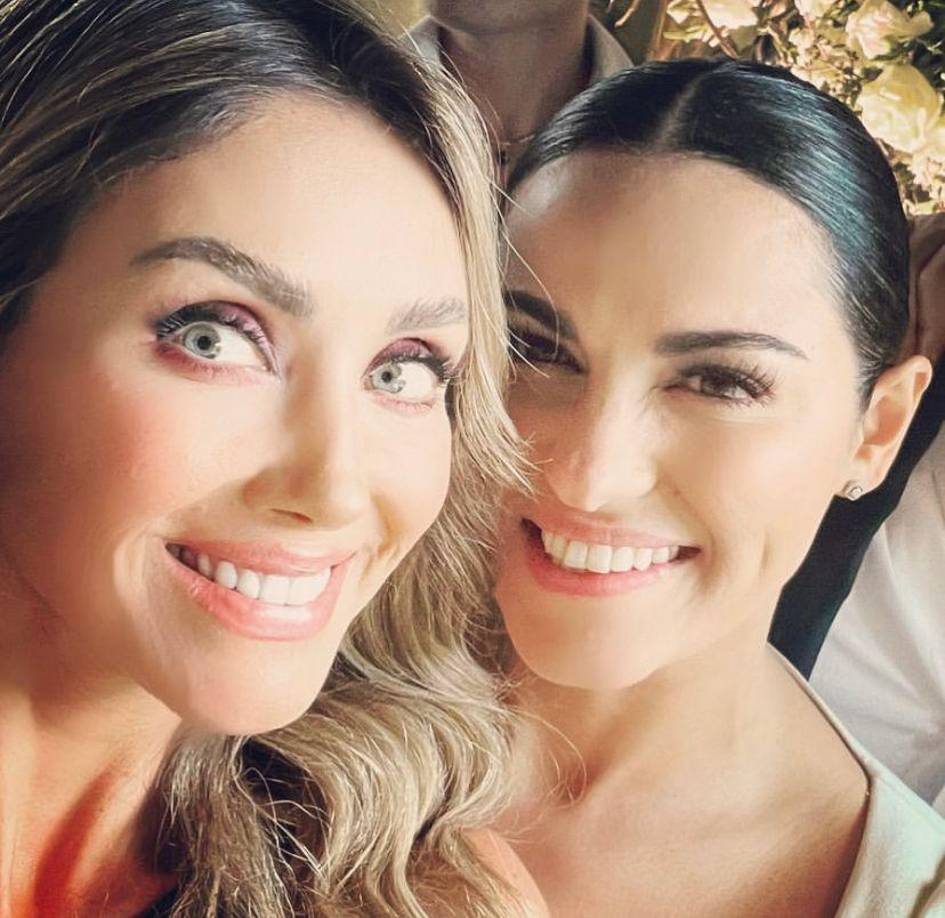 Anahí, Christian Chávez y Christopher Uckermann estuvieron sentados en la misma mesa durante la fiesta y se tomaron varias fotografías con los novios. Ya entrada la noche, los tres se reunieron con Maite Perroni en la pista de baile.