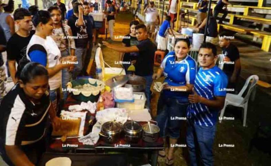 El futbolista 'Ñangui' Cardona del Honduras Progreso no apareció en el partido debido a que sufre de una lesión, pero se hizo presente a las graderías al lado de su esposa vendiendo baleadas en las graderías del estadio.