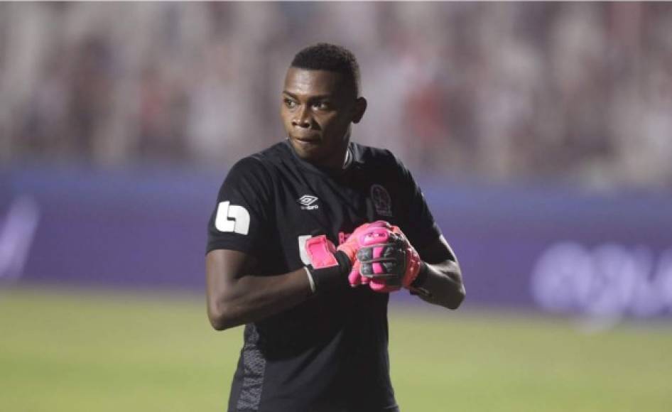 Elmer Güity, lateral izquierdo del Olimpia, terminó de portero luego de la expulsión de Edrick Menjívar.