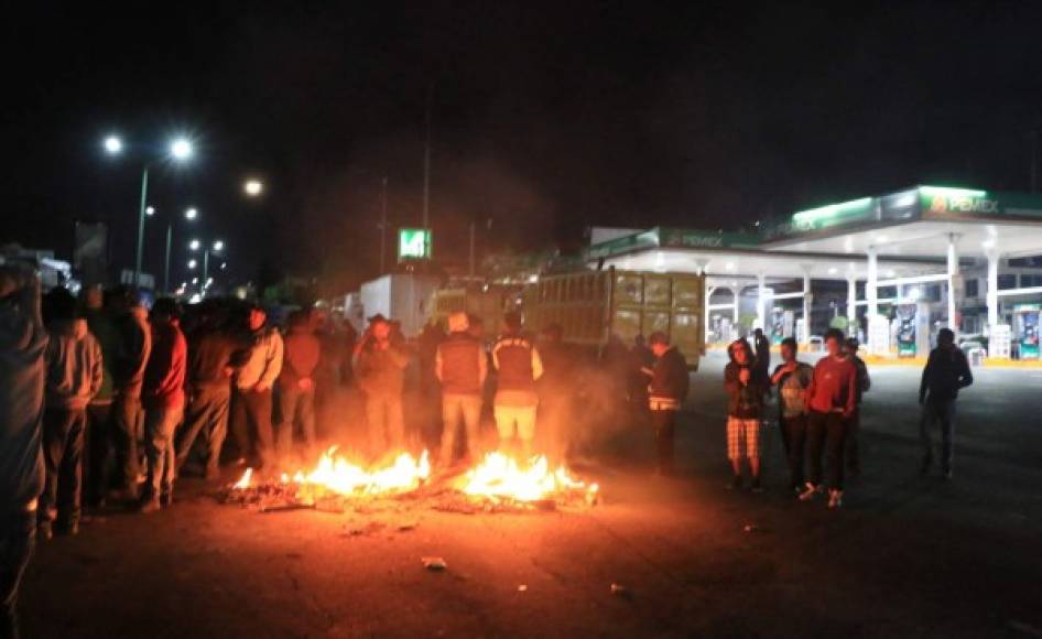 Las protestas contra el alza en el precio de los combustibles en México se multiplicaron este miércoles. En al menos 15 estados, manifestantes tomaron casetas de peaje y permitieron el paso de automovilistas sin pagar.