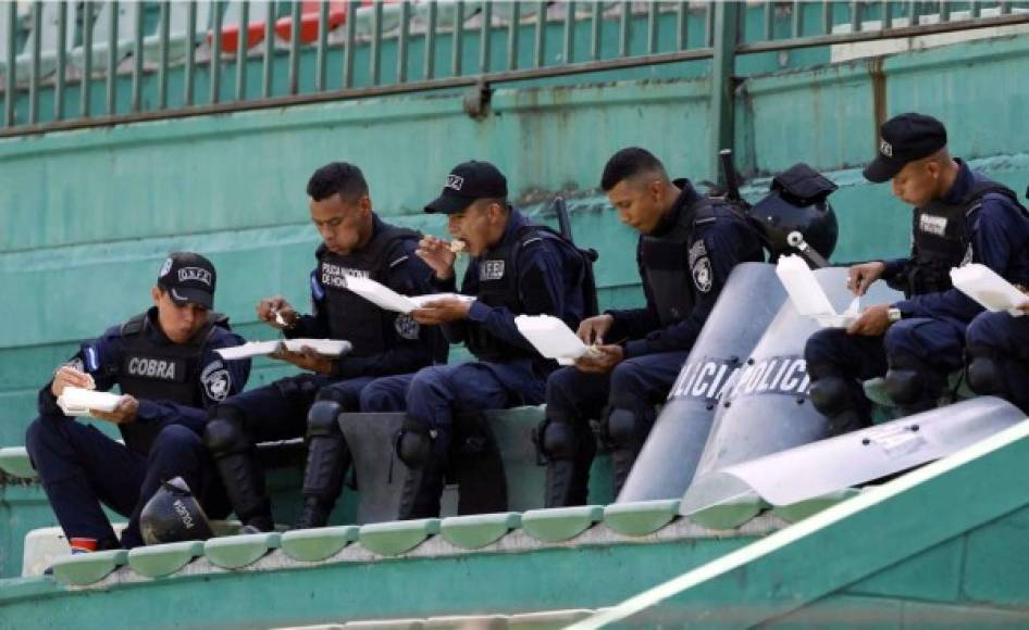 Policías que dieron seguridad en el estadio Yankel Rosenthal degustando de aperitivo previo al inicio del partido.