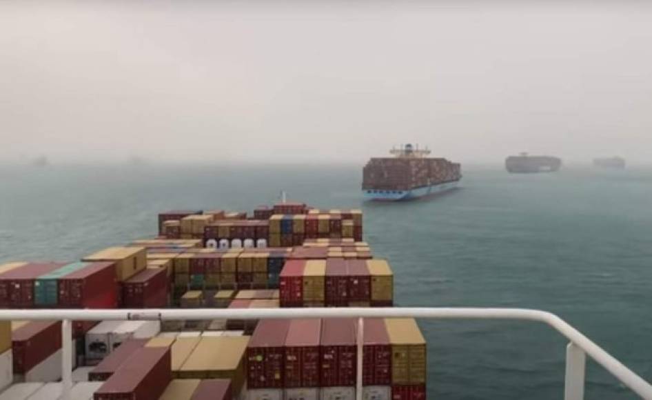 Julianne Cona, una usuaria de Instagram, publicó una foto del buque portacontenedores desde el 'Maersk Denver', bloqueado justo detrás del 'Ever Given'.