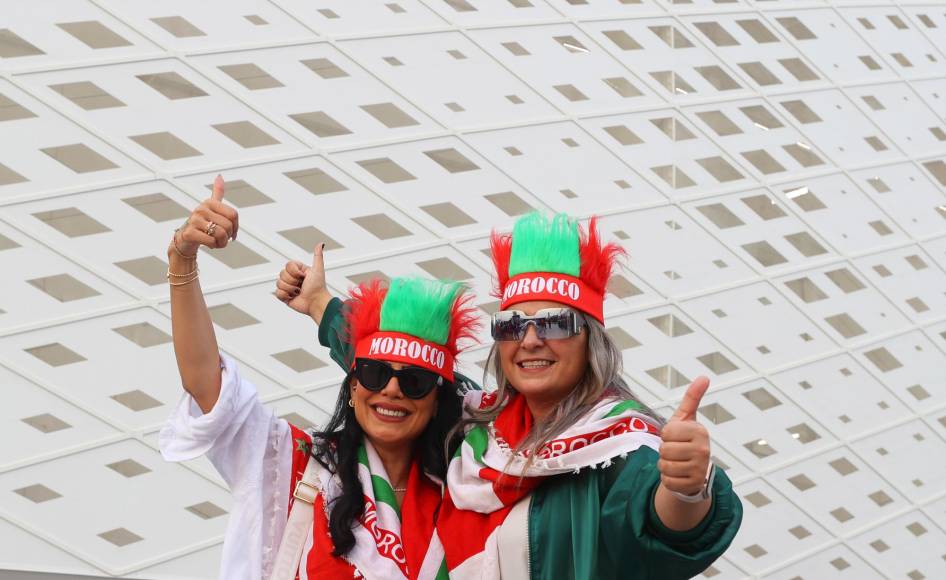 Doha (Qatar), 10/12/2022.- Fans of Morocco pose as they arrive for the FIFA World Cup 2022 quarter final soccer match between Morocco and Portugal at Al Thumama Stadium in Doha, Qatar, 10 December 2022. (Mundial de Fútbol, Marruecos, Catar) EFE/EPA/Abedin Taherkenareh