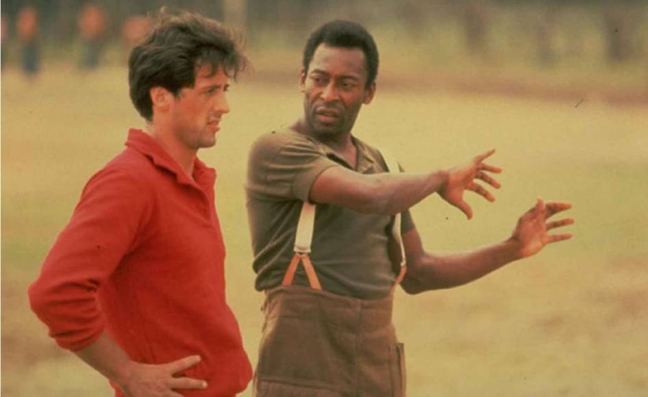 Tras su retirada, Pelé participó en diversas iniciativas solidarias y también en películas. En la imagen, junto al actor estadounidense Sylvester Stallone en el rodaje de ‘Evasión o victoria’.