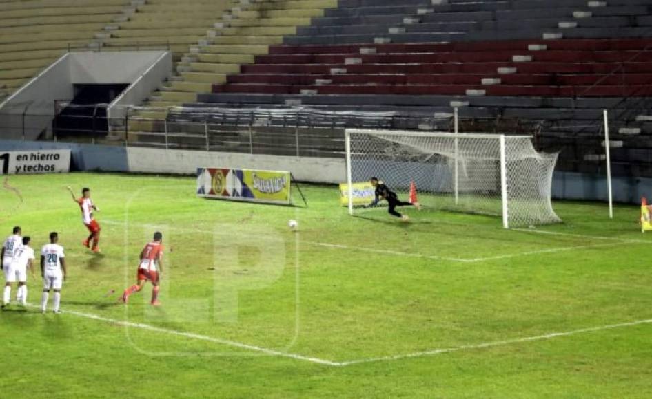 El lanzamiento penal de Luis Meléndez para el empate final del Vida 3-3 contra Platense.