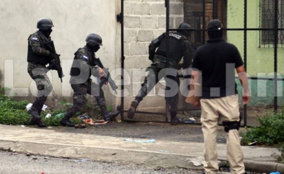 Elementos de la Policía Militar al momento de ingresar a una vivienda en San Pedro Sula, en el marco de la 'Operación Avalancha II', dirigida contra la Mara MS.