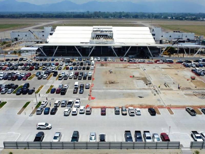 La medida se debe a que las instalaciones del aeropuerto se vuelven insuficientes para albergar a tanto familiar o amigo del viajero.