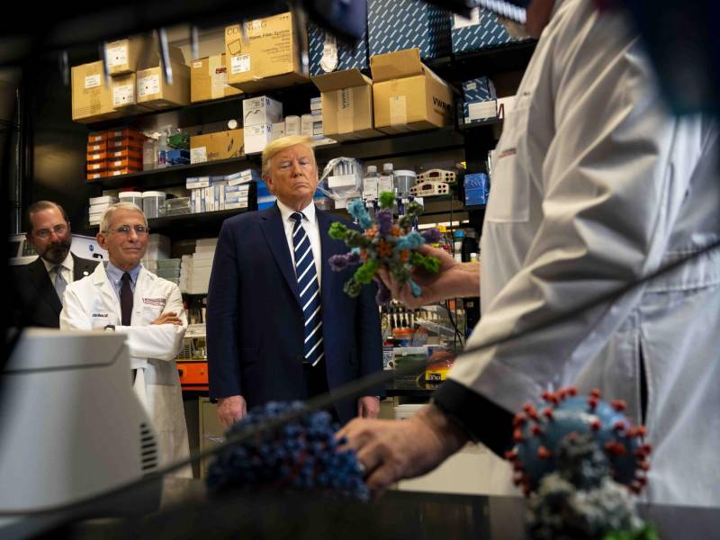 El Presidente Trump visitando el centro de investigación de vacunas de los Institutos Nacionales de Salud en el 2020.