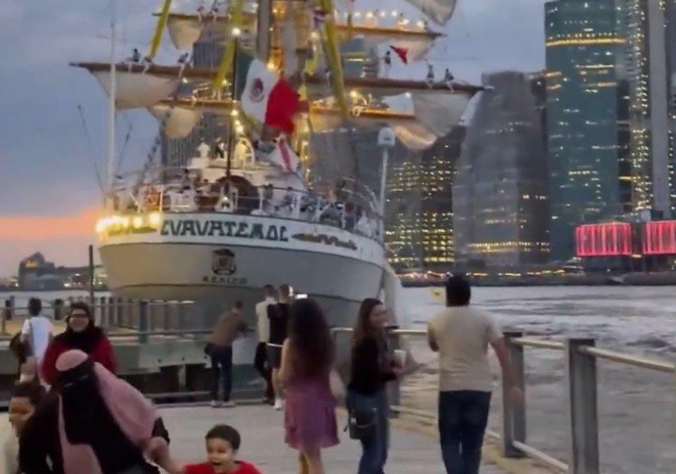 Escalofriantes imágenes del choque de buque mexicano contra el puente de Brooklyn