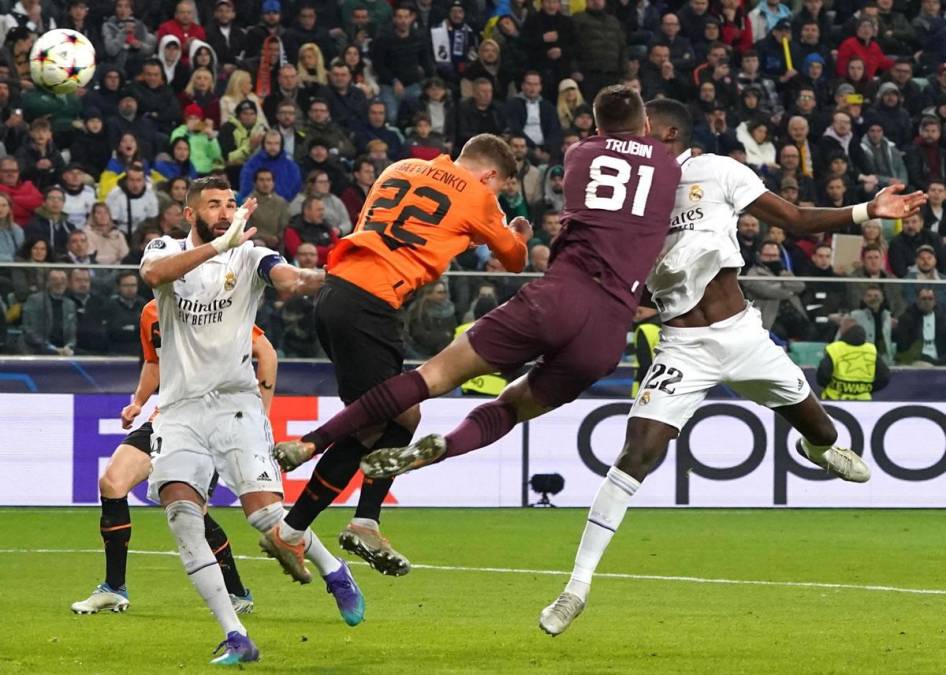 El momento del duro golpe que se llevó Antonio Rüdiger al chocar con el portero ucraniano Anatoliy Trubin tras cabecear el balón para marcar el gol del empate del Real Madrid ante Shakhtar Donetsk.