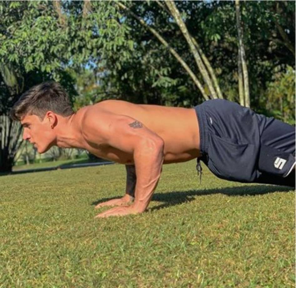 De acuerdo con los medios, Tiago Ramos es bisexual y ha tenido varias parejas hombres, incluso estuvo en una relación con dos hombres que estaban casados.