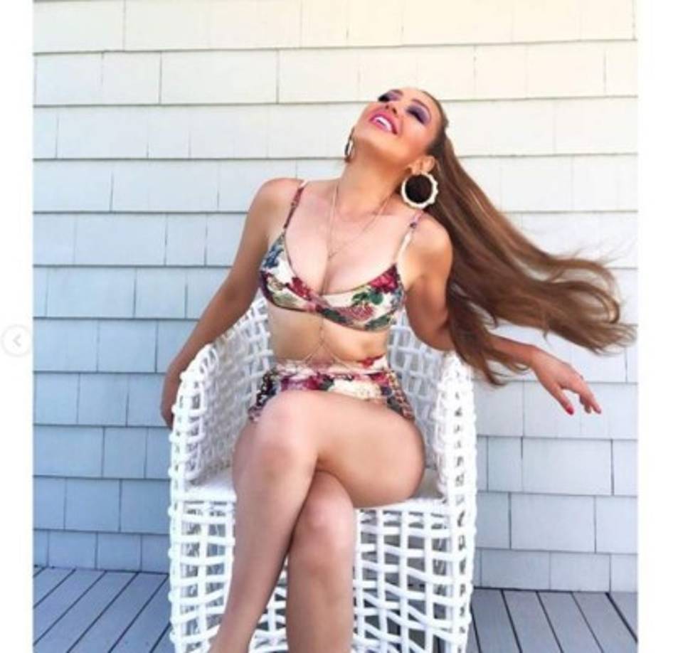 Thalía de 47 años y madre de dos, posee una figura envidiable y una de las cinturas más diminutas del mundo del espectáculo.