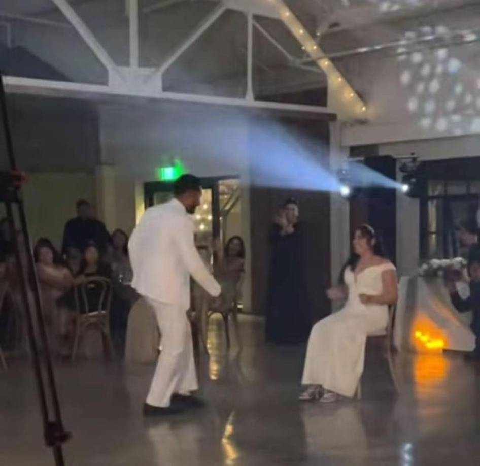 Al ritmo de la música el atacante comenzó a realizar su pasos para sorprender a su esposa y poder quitarle la liga de casados.