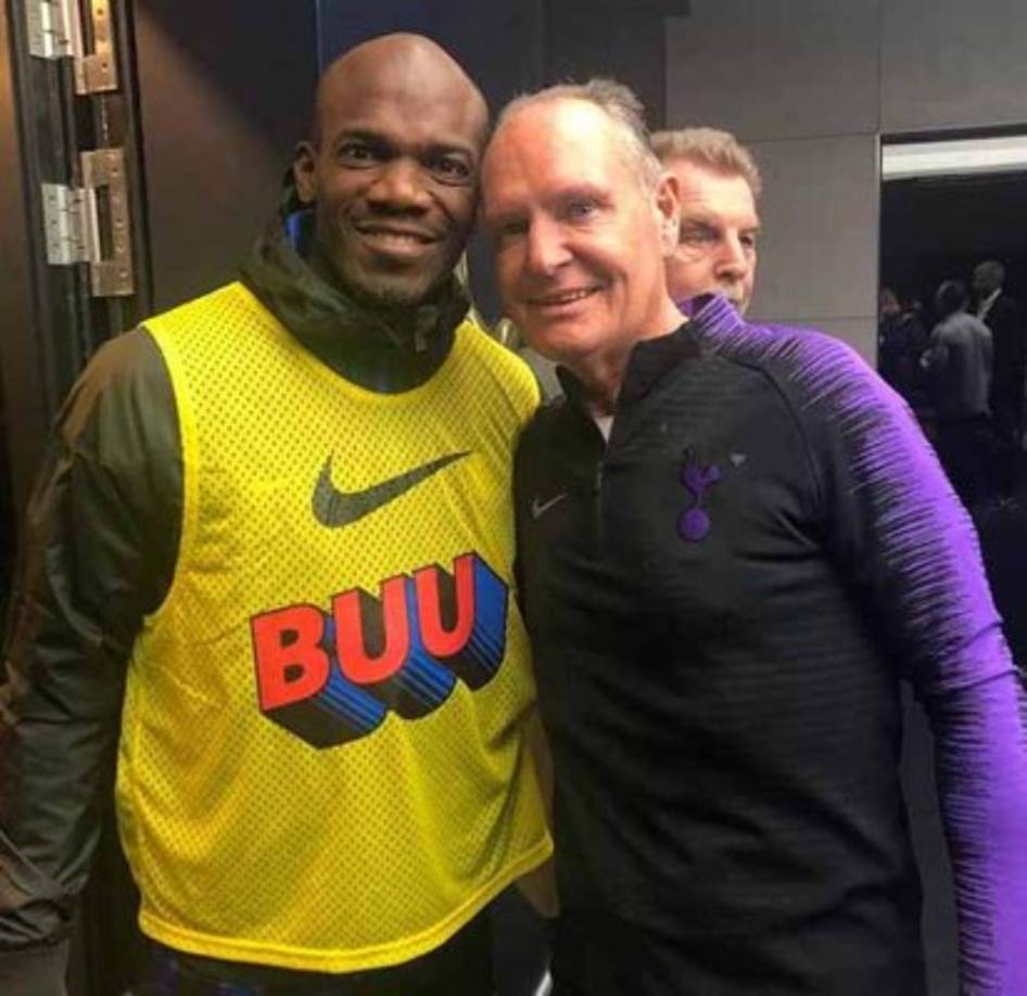 David Suazo junto al legendario Paul Gascoigne, ex jugador inglés que ha dejado atrás la bebida. El ex mediocampista estuvo al borde de las muerte en 19 ocasiones, hoy ha regresado a un estadio y compartió con el catracho.