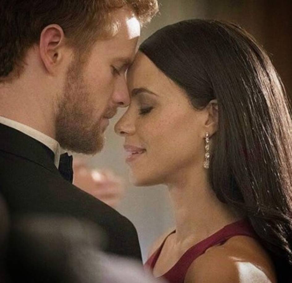Los intérpretes elegidos para dar vida a los futuros esposos en la pequeña pantalla, Murray Fraser y Parisa Fitz-Henley, guardan cierto parecido con la pareja de royals.