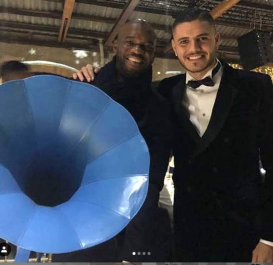 David Suazo es tomado en cuenta en cada evento que tiene el Inter de Milán. El hondureño posando con Mauro Icardi, estrella del club interista.