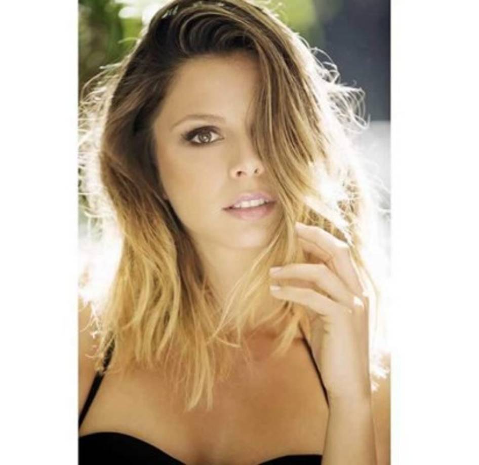 Nuria Tomás era novia del futbolista cuando este conoció a Shakira en el año 2010, durante la grabación del videoclip del famoso tema Waka Waka para el Mundial de Sudáfrica.