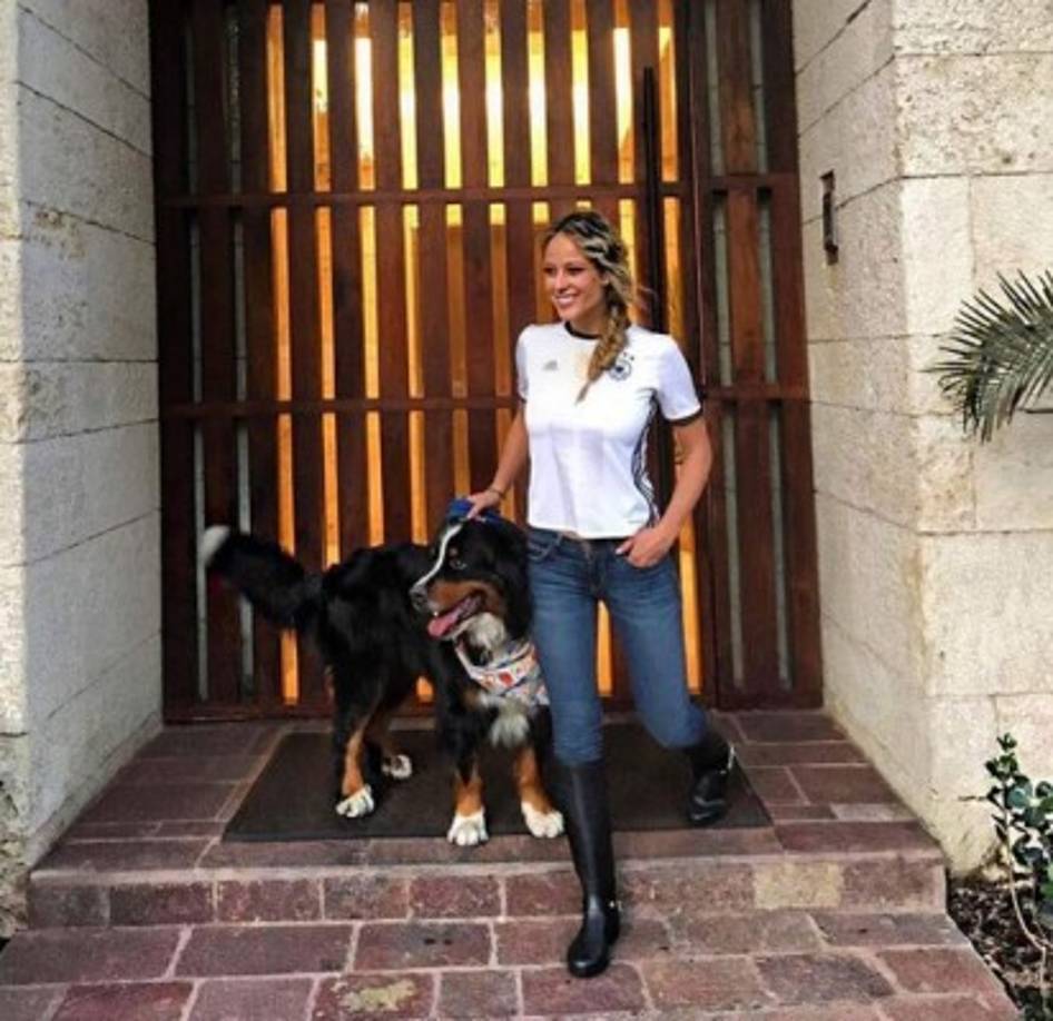 Vanessa disfruta mucho de los paseos con su perro Ruffo.
