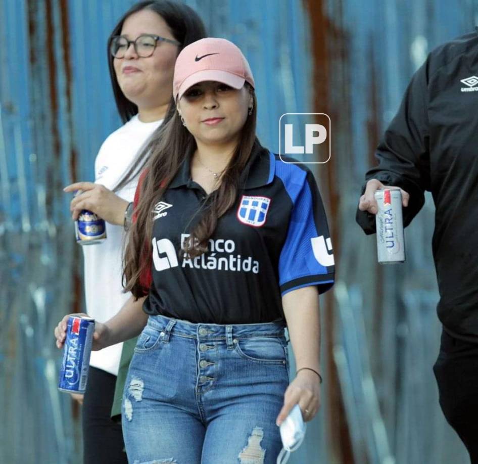 Guapas aficionadas del Olimpia llegaron temprano al estadio Nacional Chelato Uclés.