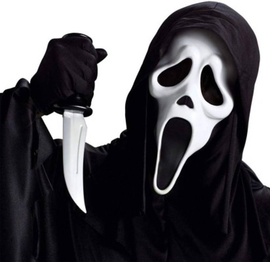 Ghostface<br/><br/>Este personaje de terror pertenece a la saga de películas conocidas como Scream: grita antes de morir. Scream sigue a una estudiante del pueblo ficticio Woodsboro, quien se convierte en el blanco de un misterioso asesino conocido como Ghostface, posteriormente llama a otras personas que serán sus víctimas a las cuales persigue y asesina.<br/>