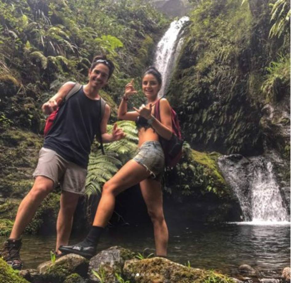 El avance de su embarazo se puede ver en una imagen donde aparece junto a su esposo, el también actor Mauricio Ochmann. <br/>