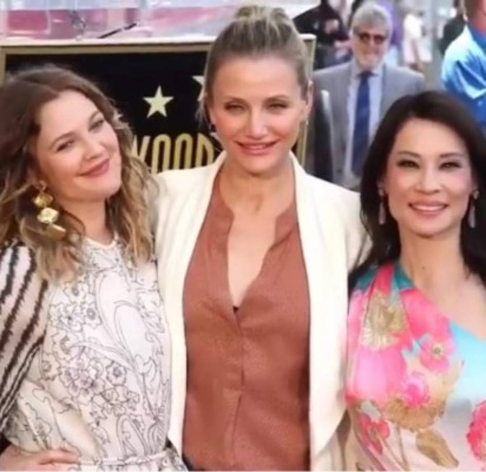 Cameron Díaz, Drew Barrymore y Lucy Liu se volvían a reunir durante la entrega de la Estrella de la Fama a la actriz de origen chino.