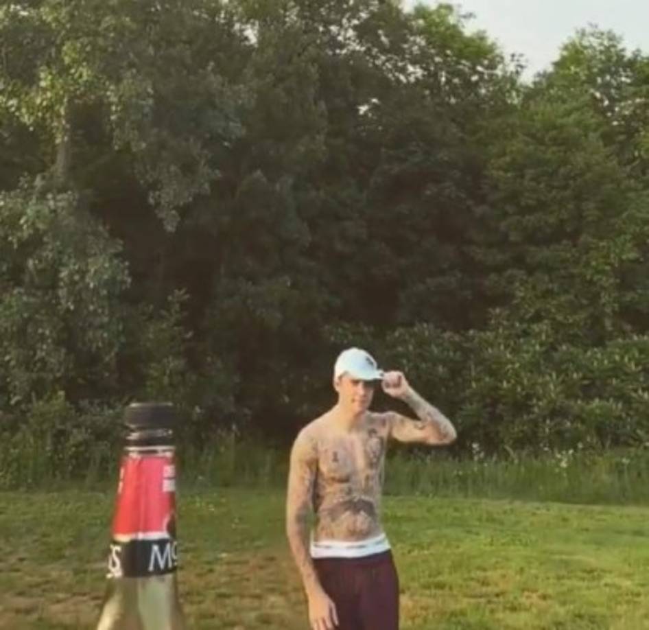 Famosos como Justin Bieber también cayeron en el reto viral del momento. El artista, logró cumplir el desafío.