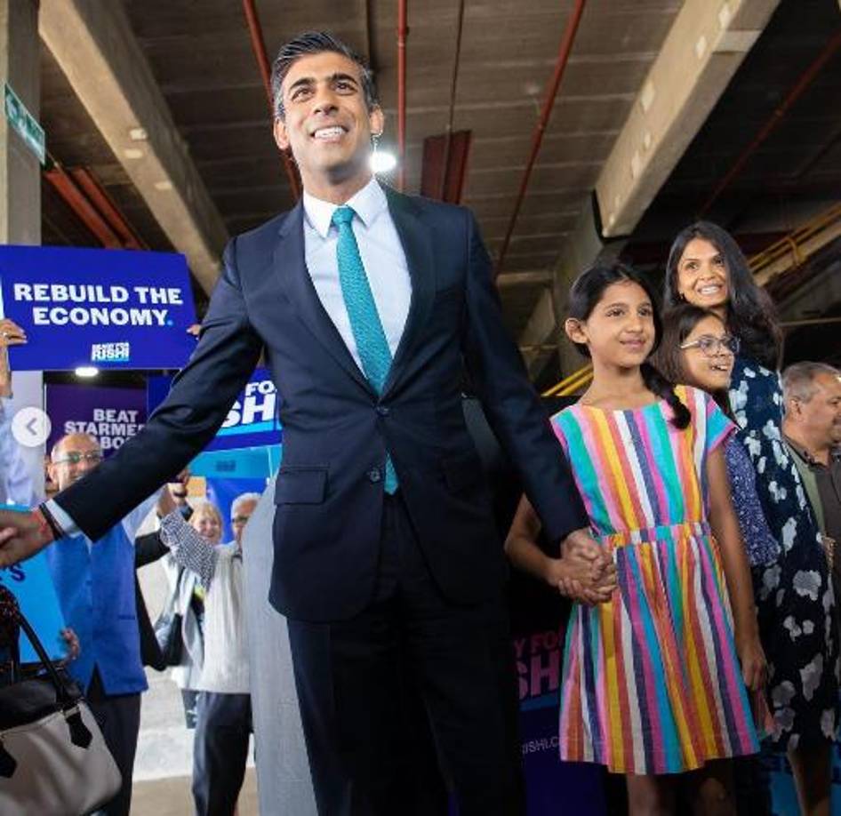 Se casaron en 2009 en Bangalore y ambos tienen dos hijas: Krishna y Anoushka.