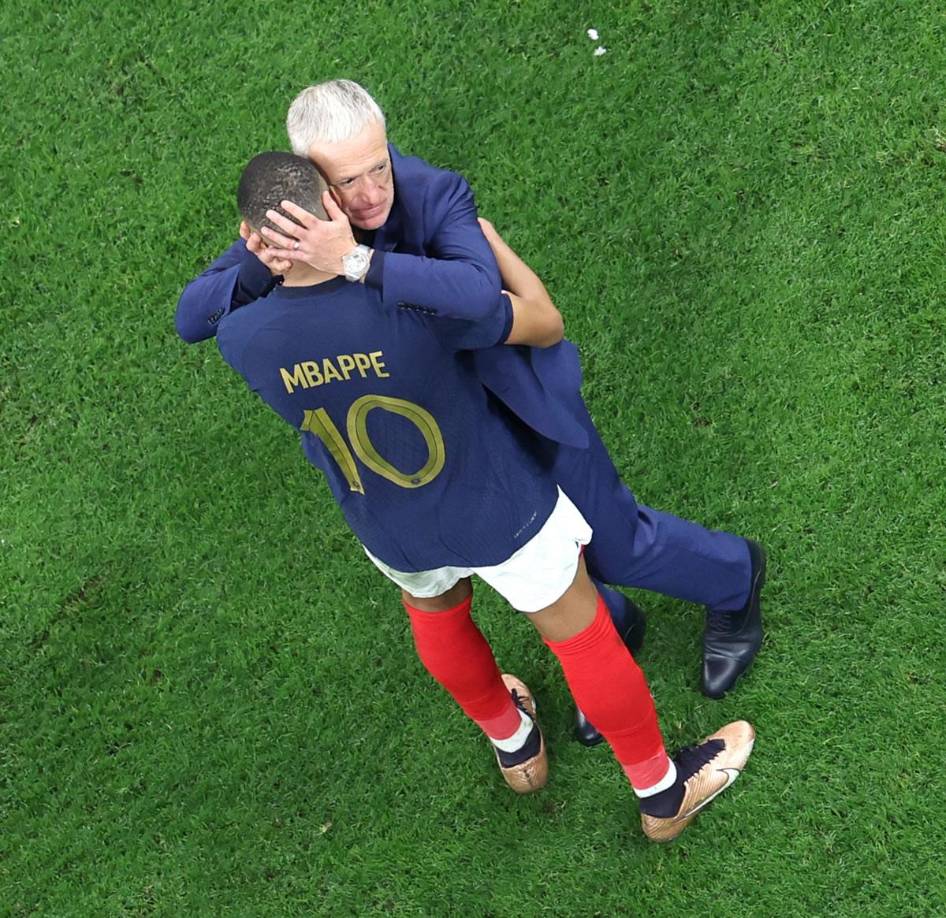 Didier Deschamps felicitando a Kylian Mbappé tras la clasificación a la final del Mundial de Qatar 2022.
